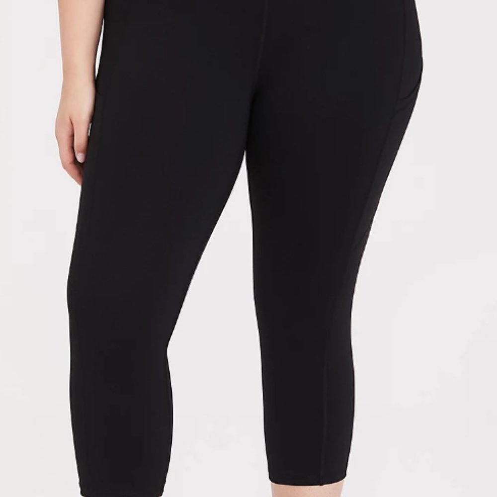 Torrid Black Wicking Capri